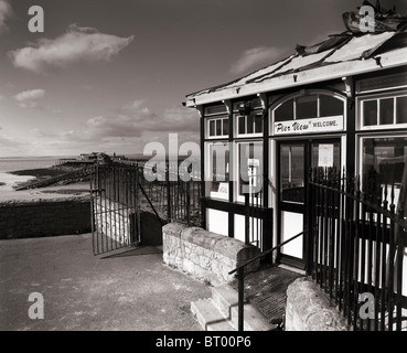 Der Eingang zum verkommenen Birnbeck Pier mit dem Pier und der Birnbeck Insel in der Ferne gesehen. Weston-super-Mare, Somerset, England. Stockfoto