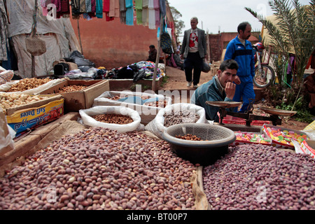 KUCHEN UND ERDNUSS VERKÄUFER AUF DEM BERBER TAHANAOUTE, AL HAOUZ, MAROKKO Stockfoto