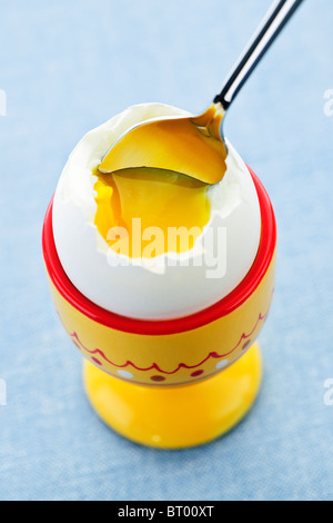 Nahaufnahme von weich gekochtes Ei in eine Tasse mit Löffel Stockfoto