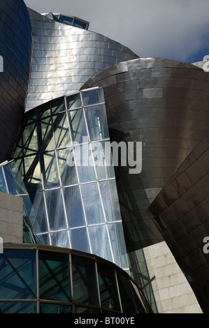 Architektonische Details am Eingang zum Guggenheim Museum, Bilbao, Spanien Stockfoto