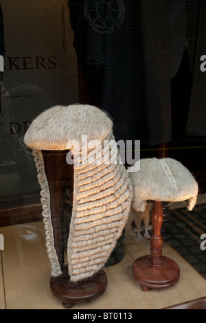 Judges Perücken und Barristers Perücken im Ede and Ravenscroft Fenster in der Chancery Lane dunkler Hintergrund Kopierraum London England Großbritannien KATHY DEWITT Stockfoto