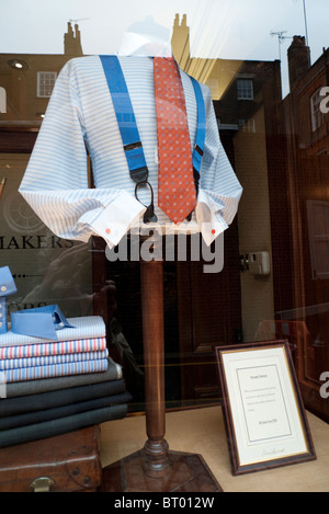 Hemd, rote Krawatte und blauen Strapsen zeigt auf ein Dummy in Ede und Ravenscroft Fenster Sterne Hof, London England UK Stockfoto