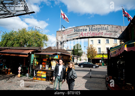 Ein paar steht in Camden Market Eingang, Camden Town, London, UK Stockfoto