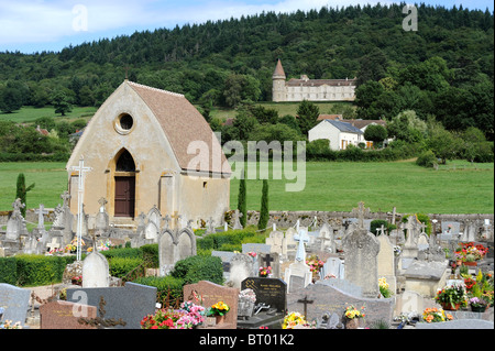 Friedhof und das Chateau de Bazoches, Marechal von Vauban, Bazoches du Morvan, Nationalpark Morvan, Nièvre, Burgund, Frankreich Stockfoto