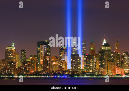 09/11 - Tribute in Light. Skyline von Manhattan mit Licht strahlt auf an den WTC-Standort während 09/11 in New York City Stockfoto