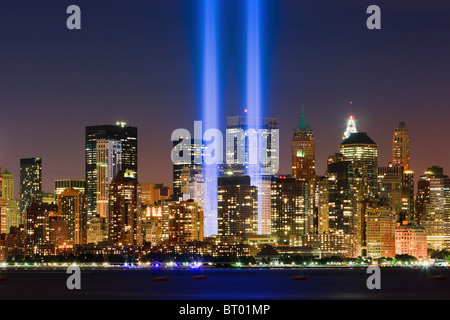 09/11 - Tribute in Light. Skyline von Manhattan mit Licht strahlt auf an den WTC-Standort während 09/11 in New York City Stockfoto