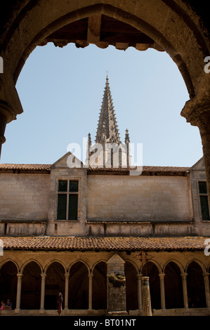 14. Jahrhundert Kreuzgang der Stiftskirche und der Glockenturm der Monolith Kirche, St. Emilion, Region Bordeaux, Frankreich Stockfoto