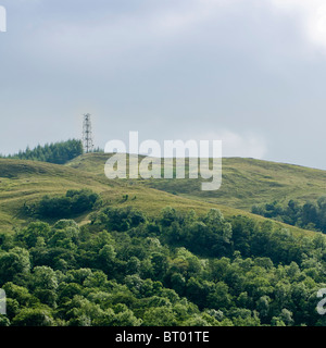 Mobiler Mast an der Spitze eines Hügels in Glencoe in den schottischen Highlands, UK Stockfoto