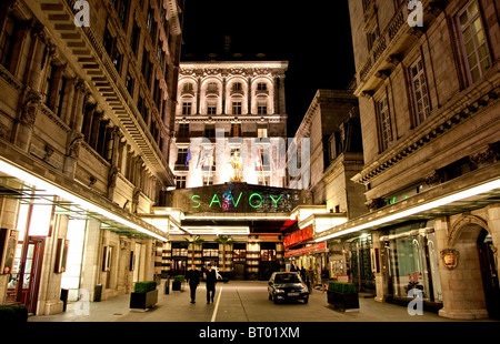 Savoy Hotel in London in der Nacht Stockfoto