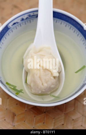 Nahaufnahme von Knödel auf Löffel in Won Ton Suppe Stockfoto