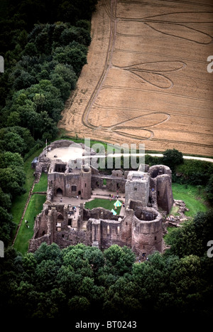 Luftaufnahme von Goodrich Castle durch den Fluss Wye in Herefordshire UK Stockfoto