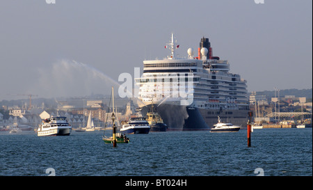 Neue Queen Elizabeth die Cunard Luxusliner ausgeschiedenen Southampton auf seiner Jungfernfahrt von eine Flottille von kleinen Schiffen eskortiert Stockfoto