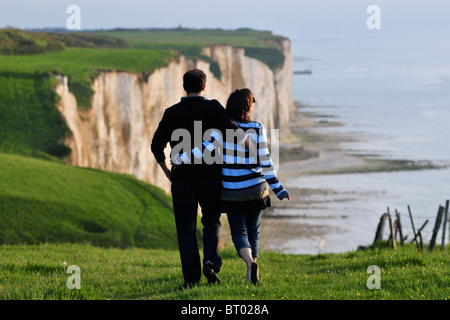 PAARE, DIE AUF DEN KLIPPEN VON AULT, SOMME (80), PICARDIE, FRANKREICH Stockfoto