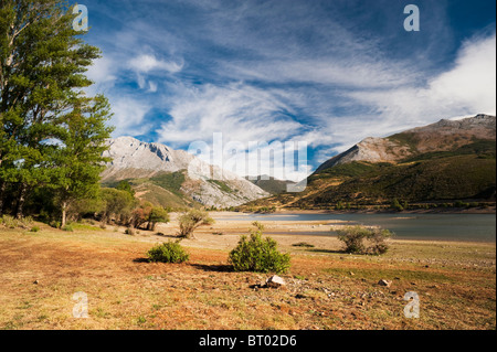 Die zum Teil trockenen Camporedondo Reservoir in der Platin-Bergkette im Norden Spaniens Stockfoto