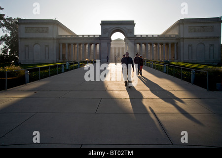 Am Nachmittag Sonne wirft lange Schatten der Besucher am Kunstmuseum California Palace of the Legion Of Honor in San Francisco. Stockfoto