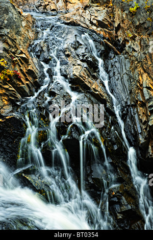 Wasserfall Kaskadierung über Felsen in Nord-Ontario, Kanada Stockfoto