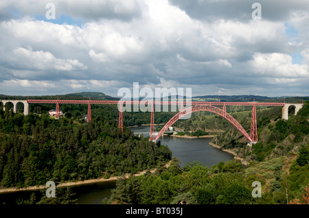 Viadukt von Garabit entworfen und gebaut von Gustave Eiffel, Auvergne, Frankreich. Stockfoto