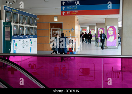 DAS NEUE DEKOR DES TERMINAL 2 AM FLUGHAFEN ROISSY-CHARLES DE GAULLE, ROISSY-EN-FRANCE, VAL-D ' OISE, FRANKREICH Stockfoto