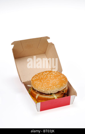 McDonald's Big Mac in Box auf weißem Hintergrund Ausschnitt. Stockfoto