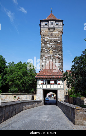 RÖDER Turmtor im Ring der mittelalterlichen Stadtmauer in Rothenburg Ob der Tauber, Eingang vom Osten. Rödertor, Rodertor, Roder. Stockfoto