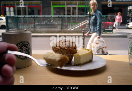 Kaffee und Kuchen bei Starbucks, Berlin, Deutschland Stockfoto