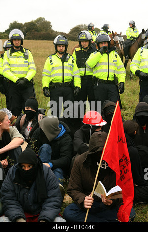 Aktivisten Smash EDO protestieren vor Brighton Stockfoto