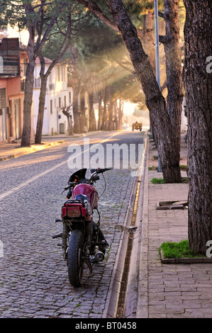 Ein Motorrad parken auf der Straße in der ländlichen Türkei Stockfoto