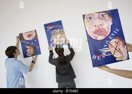 Kunststudenten mit Gemälden. Bild von James Boardman. Stockfoto