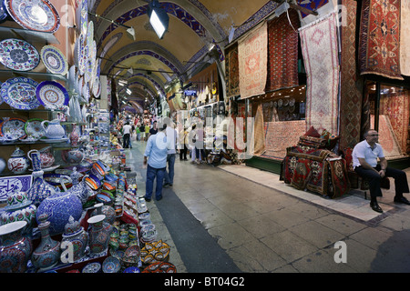 Istanbul, Türkei. Stände, Basar, Markthalle, Teppiche und Keramik Stockfoto