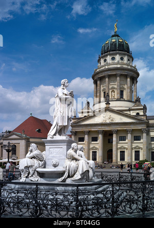 Französischen Dom und Schiller Statue am Gendarmenmarkt, Berlin, Deutschland Stockfoto