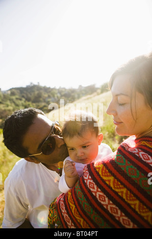 Mutter beobachtete Vater Baby küssen Stockfoto