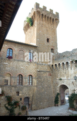 Im Inneren der Burg von Spedaletto in der Provinz Siena, Toskana Stockfoto