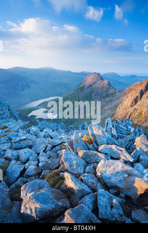 Mt Tryfan und das Ogwen Tal von Glyder Fach. Snowdonia-Nationalpark. Conwy. Wales. VEREINIGTES KÖNIGREICH. Stockfoto
