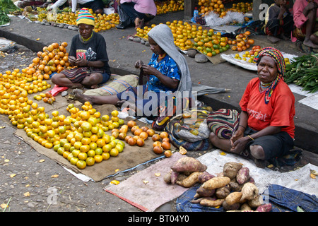 Frauen verkaufen produzieren am Markt, Wamena, Papua, Indonesien Stockfoto