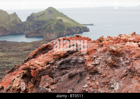 Heimaey, Westmännerinseln, Island, mit dem Vulkan, der die Stadt fast völlig zerstört Stockfoto