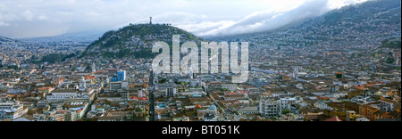 Panorama der südlichen Teil der Stadt im Hintergrund Jungfrau von Quito Statue auf Panecillo Hügel mit Blick auf die Stadt Stockfoto