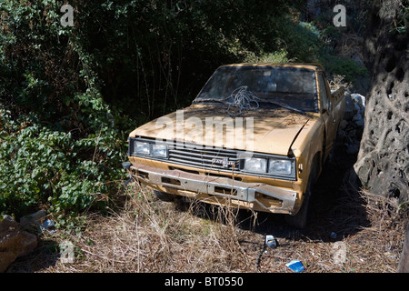 Rostende old1970s Datsun Auto im Feld im Dorf Lakones, Paleokastritsa, Korfu, Griechenland, Europa aufgegeben Stockfoto