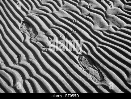 Schuhabdrücke auf weichen Sand am Strand Stockfoto