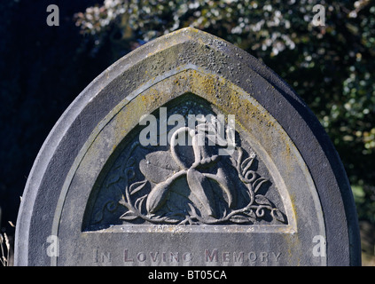 "In stillem Gedenken", florales Design auf Grabstein. Kirche des Hl. Andreas. Sedbergh, Cumbria, England, Vereinigtes Königreich, Europa. Stockfoto