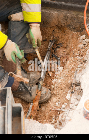 U Stahl gepanzerte Hochspannung wird Kabel isoliert / geschnitten und entfernt, um Gebäude Stromausfall. GANZE REIHE SEHEN Stockfoto