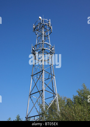 Telekommunikation-Turm und Handy-Mast, England, UK. Stockfoto