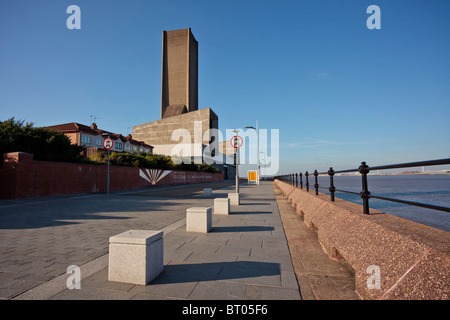 Seacombe New Brighton Promenade entlang des südlichen Ufers des Mersey mit Lüftungsturm für den Mersey-Tunnel (Kingsway). Stockfoto