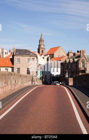 Berwick nach Tweed, Northumberland, England, UK. Blick entlang der schmalen 17. Jahrhundert alte Brücke zur Grenzstadt. Stockfoto