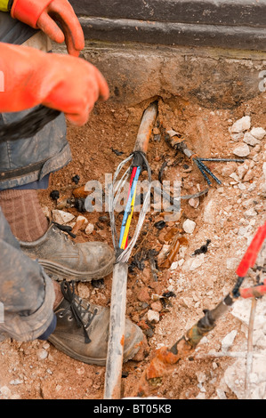 U Stahl gepanzerte Hochspannung wird Kabel isoliert / geschnitten und entfernt, um Gebäude Stromausfall. GANZE REIHE SEHEN Stockfoto