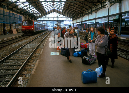 Franzosen, Passagiere, Bahnsteig, Bahnhof, Bahnreisen, Gare de Bayonne, Bayonne, Bayonne, Frankreich, Europa Stockfoto