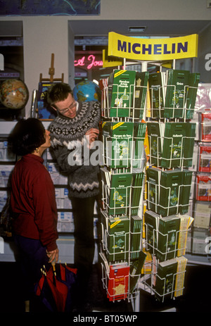 Franzosen Person Mann und Frau männlich weiblich paar shopping für Michelin-Führer buchen Stadt Lyon Rhone-Alpes Frankreich Europa Stockfoto