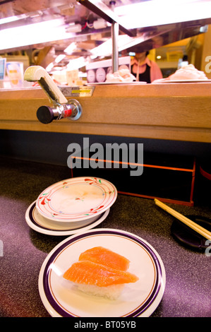 Shop der Kaiten-Zushi (Sushi-Restaurant), Shinjuku, Tokio, Japan Stockfoto