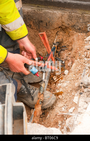 U Stahl gepanzerte Hochspannung wird Kabel isoliert / geschnitten und entfernt, um Gebäude Stromausfall. GANZE REIHE SEHEN Stockfoto