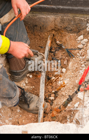 U Stahl gepanzerte Hochspannung wird Kabel isoliert / geschnitten und entfernt, um Gebäude Stromausfall. GANZE REIHE SEHEN Stockfoto