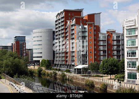 Mehrgeschossigen Wohnbau neben R Aire, Leeds Stockfoto